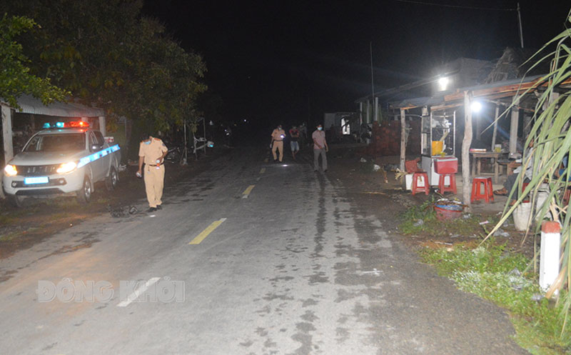 Hiểm họa tai nạn giao thông do rượu, bia Hiện trường vụ tai nạn giao thông có liên quan đến rượu, bia ở huyện Thạnh Phú.