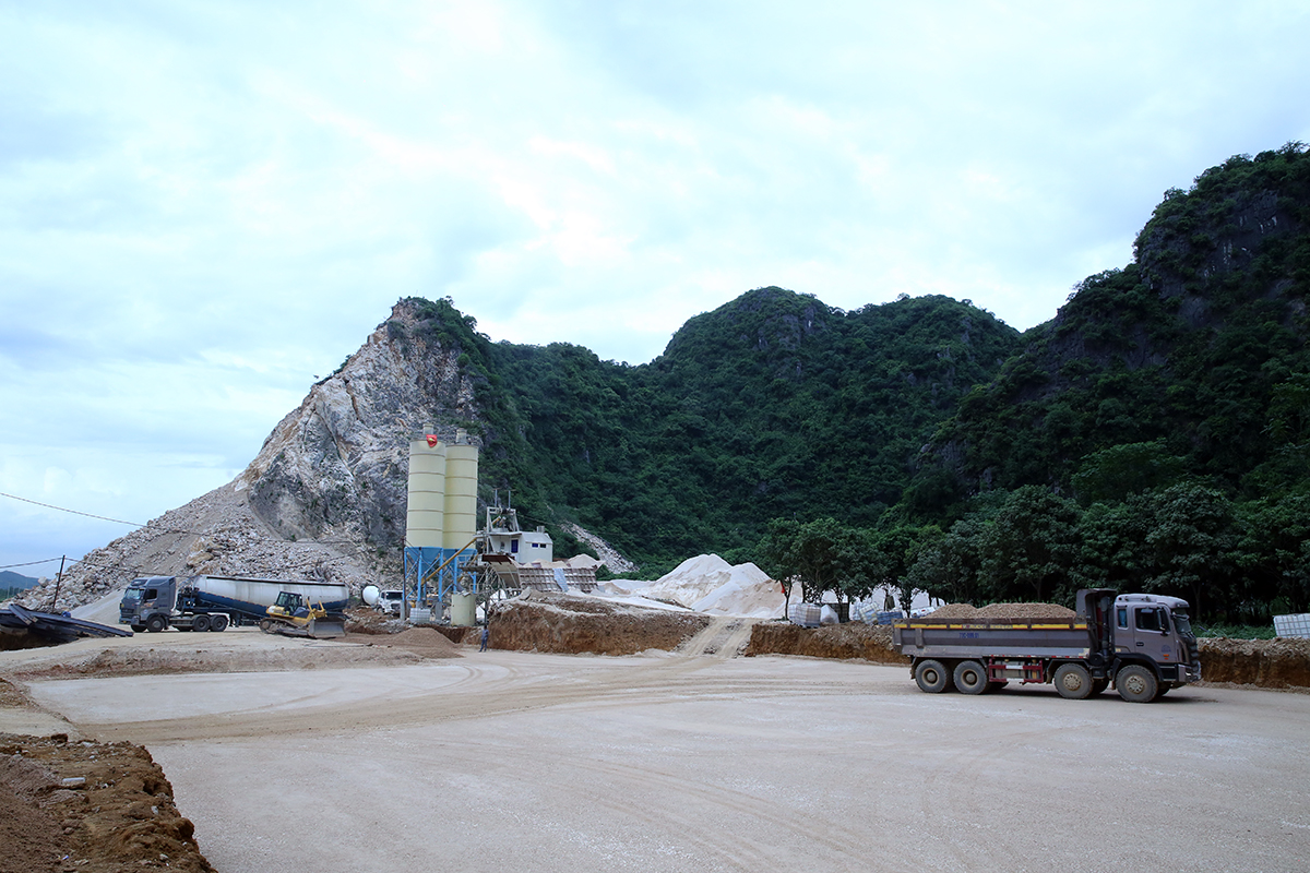 Gỡ vướng cho thi công cao tốc Bắc-Nam Một đoạn của dự án tuyến Mai Sơn-Quốc lộ 45 đang thi công chiều 29-6-2021. Ảnh: VGP/Đức Tuân