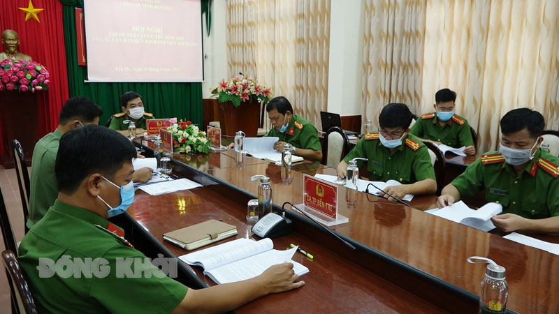 Các đại biểu tại điểm cầu Công an tỉnh Bến Tre.