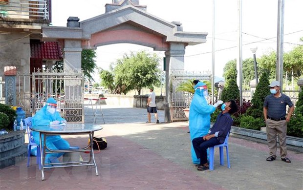 Trưa 29-6-2021, Việt Nam ghi nhận 94 ca mắc trong nước, tại 8 tỉnh thành Lực lượng y tế lấy mẫu xét nghiệm tại nhà thờ xứ Lộc Thủy thôn Đông Hà 2 xã Thạch Long huyện Thạch Hà, tỉnh Hà Tĩnh. Ảnh: Công Tường/TTXVN