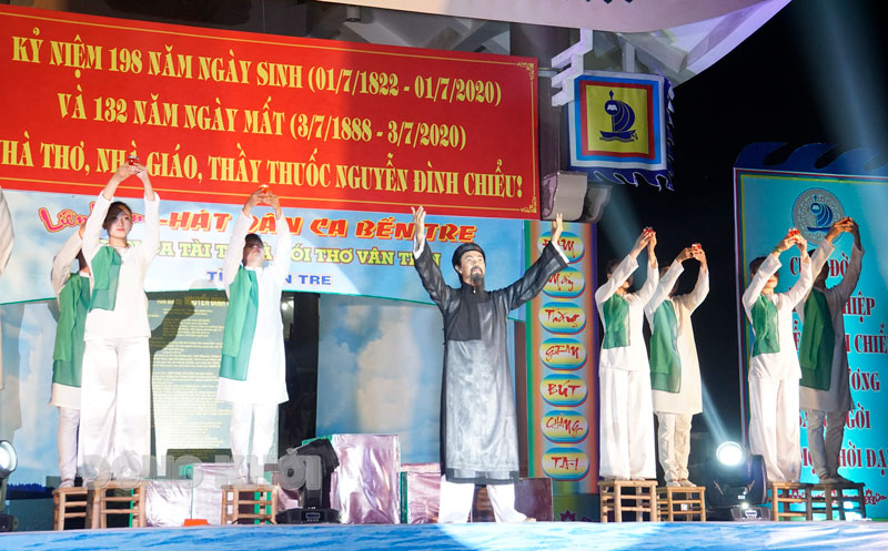 Hoạt động biểu diễn ca ngợi cụ Đồ Chiểu trong dịp Ngày hội truyền thống văn hóa Bến Tre 1-7.