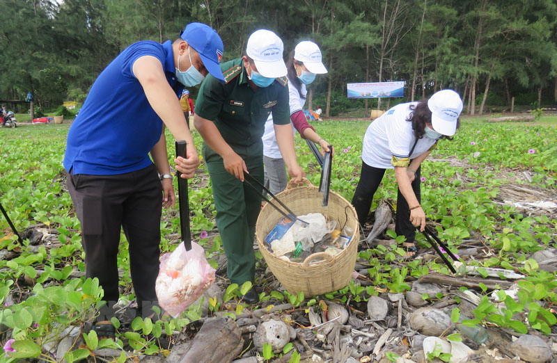 Cộng đồng tham gia nhặt rác.