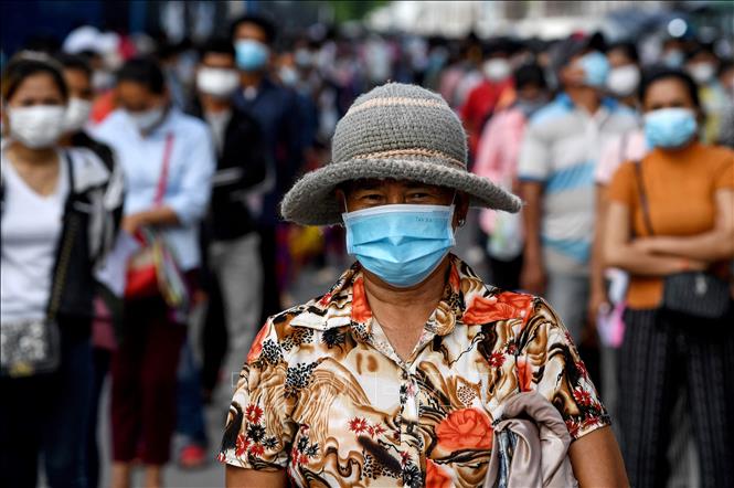 Người dân xếp hàng chờ được tiêm vaccine ngừa COVID-19 tại Phnom Penh, Campuchia. Ảnh: AFP/TTXVN