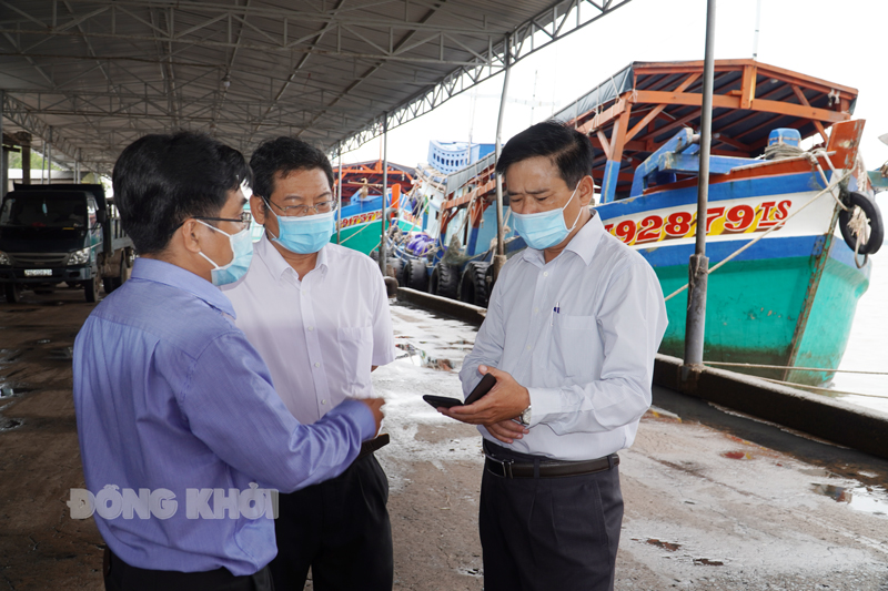 Phó giám đốc Sở NN&PTNT Nguyễn Văn Buội kiểm tra tại Cảng cá Ba Tri.