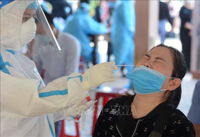 Trưa 30-6-2021, Việt Nam có 116 ca mắc mới, trong đó 112 ca đã cách ly Lấy mẫu xét nghiệm sàng lọc ca mắc COVID-19. Ảnh: TTXVN