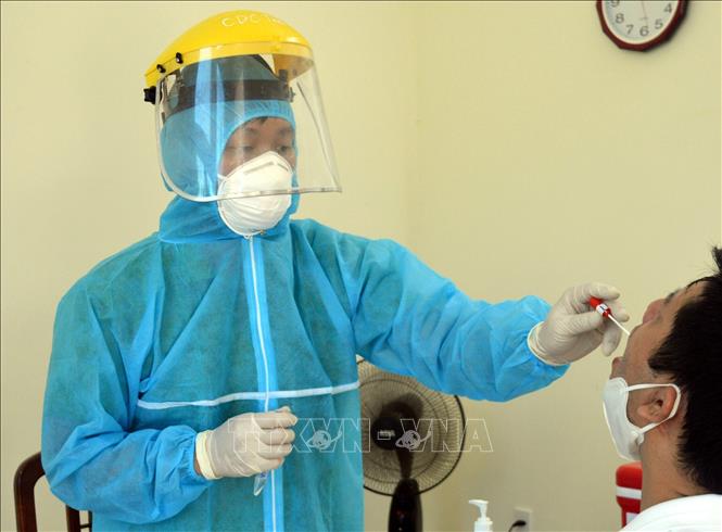 Chiều 1-7-2021, Việt Nam có 264 ca mắc mới COVID-19 Lấy mẫu xét nghiệm sàng lọc COVID-19. Ảnh: TTXVN