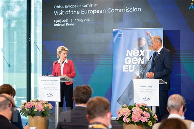 Thủ tướng Slovenia Janez Jansa (phải) và Chủ tịch Ủy ban châu Âu Ursula von der Leyen (trái) tại cuộc họp báo ở Brdo (Slovenia) ngày 1-7-2021. Ảnh: AFP/TTXVN