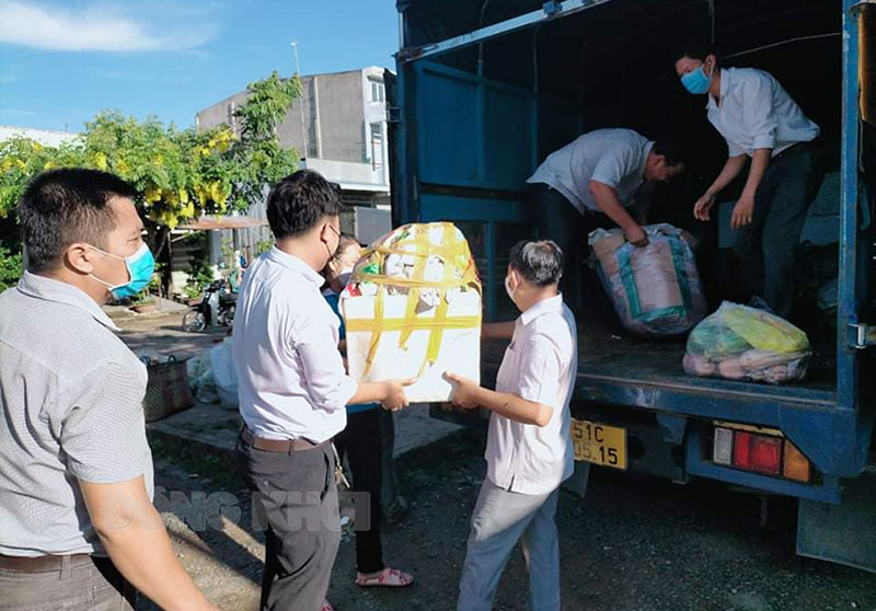 Bà con vận chuyển nông sản lên xe đi TP. Hồ Chí Minh.