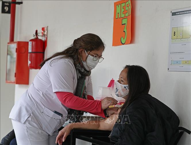 Nhân viên y tế tiêm vaccine phòng COVID-19 cho người dân tại Buenos Aires, Argentina, ngày 23-5-2021. Ảnh: AFP/ TTXVN