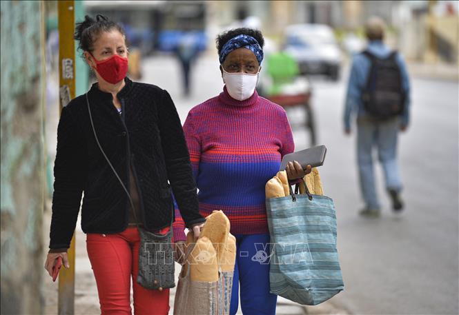 Người dân đeo khẩu trang phòng dịch COVID-19 tại La Habana, Cuba, ngày 2-2-2021. Ảnh: AFP/TTXVN
