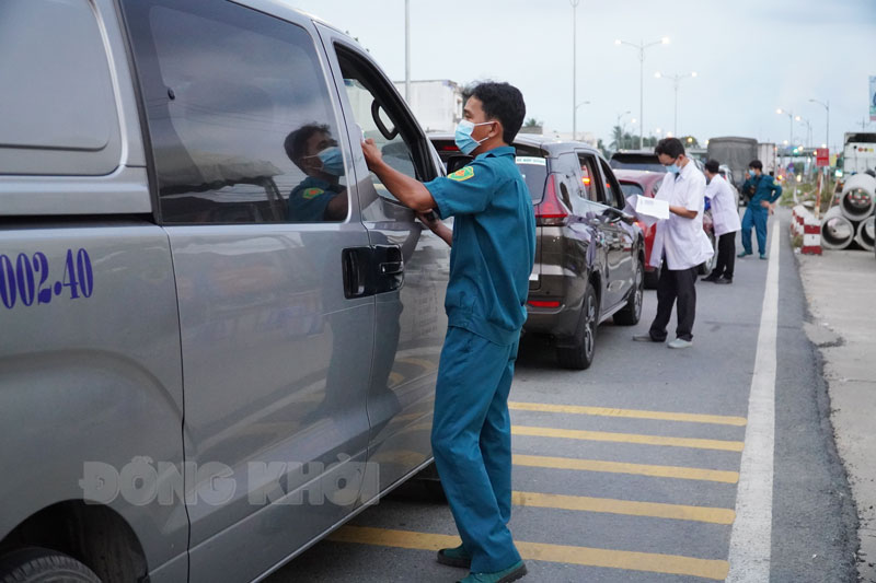 Lực lượng kiểm soát, thực hiện khai báo y tế các phương tiện vào tỉnh.