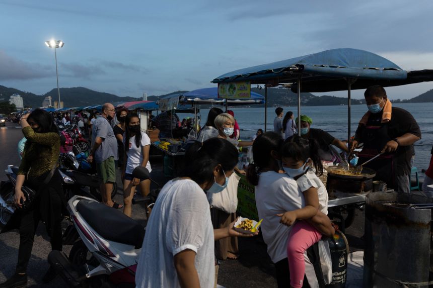 Phuket đã mở cửa đón hàng trăm du khách đã tiêm chủng vào ngày 2-7-2021. Ảnh: Bloomberg