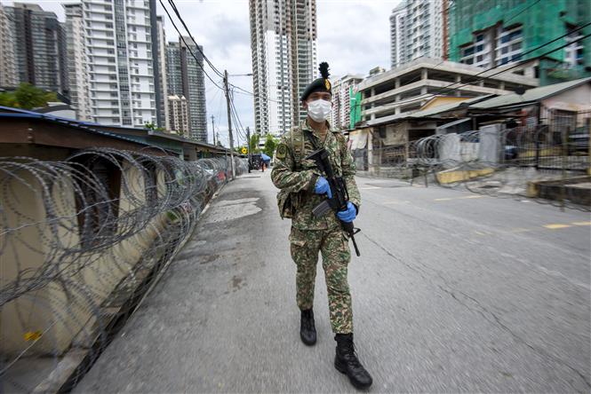 Cảnh vắng vẻ trên một đường phố ở Kuala Lumpur, Malaysia, ngày 3-7-2021 sau khi chính quyền áp đặt các biện pháp giới nghiêm nhằm ngăn chặn sự lây lan của dịch COVID-19. Ảnh: THX/TTXVN