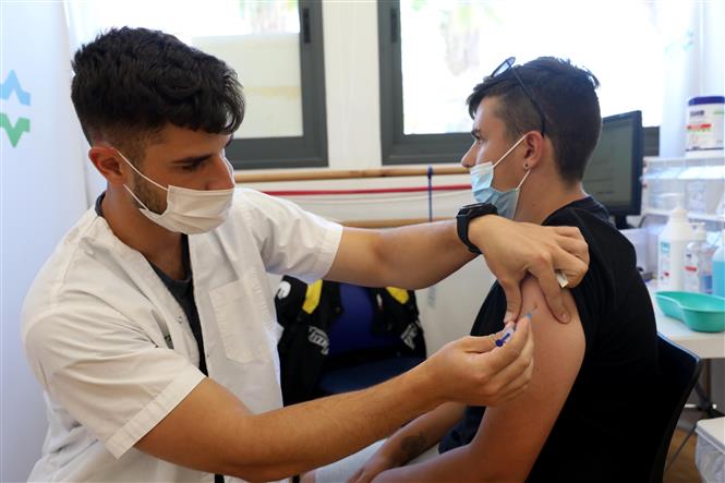  Nhân viên y tế tiêm vaccine phòng COVID-19 cho người dân tại Petah Tikva, Israel, ngày 6-6-2021. Ảnh: THX/ TTXVN