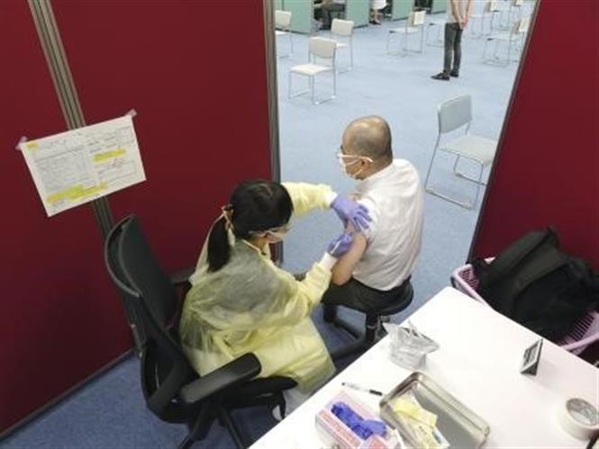 Một điểm tiêm chủng vaccine ngừa COVID-19 tại Tokyo, Nhật Bản, ngày 21-6-2021. Ảnh: Kyodo/TTXVN