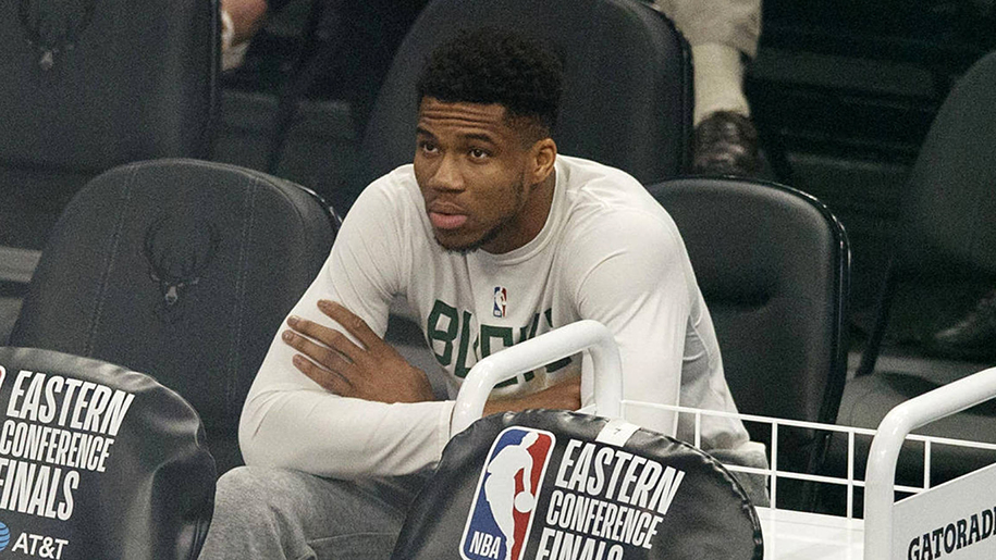 Đánh bật Hawks ngay tại Atlanta ở Game 6, Milwaukee Bucks thẳng tiến vào NBA Finals Giannis không thể ra sân tại Game 6 sau pha chấn thương đầu gối ghê rợn...