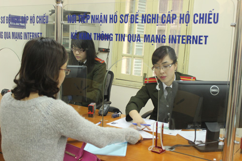 Ban hành quy định về hộ chiếu có gắn chíp Cán bộ phòng Quản lý xuất nhập cảnh, công an TP Hà Nội hướng dẫn người dân làm thủ tục. Ảnh minh họa: Thu Trang/Báo Tin tức