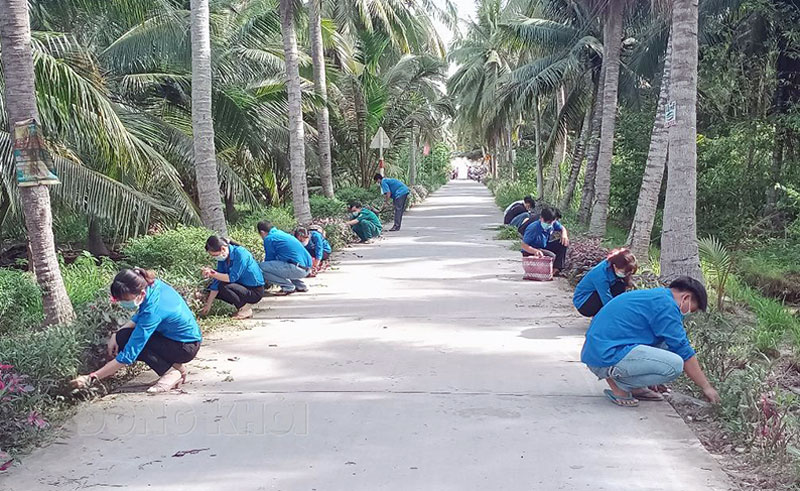 Đoàn viên thanh niên xã Cẩm Sơn ra quân tạo mỹ quan cho tuyến đường ấp Phú Trạch 1. Ảnh: Ngọc Vũ