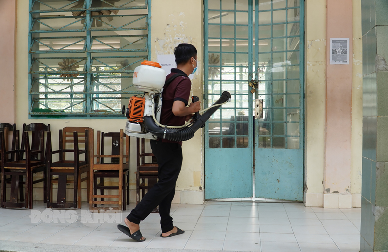 Phun khử khuẩn điểm thi tốt nghiệp THPT năm 2021 Lực lượng y tế khử khuẩn tại điểm thi tại Trường THPT Trần Văn Ơn
