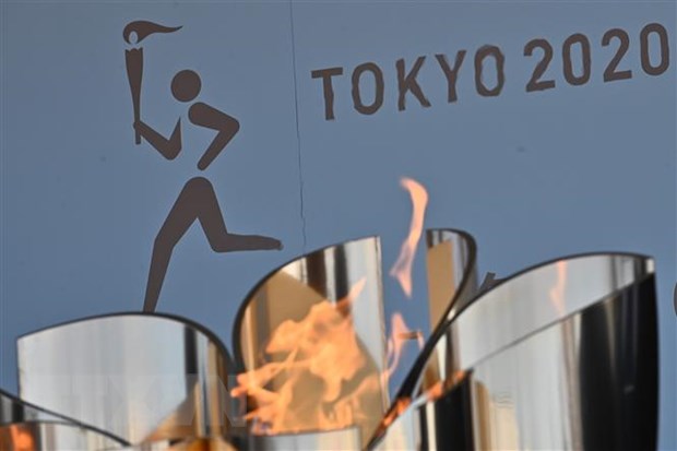 Biểu tượng ngọn đuốc Olympic Tokyo 2020 được trưng bày tại khu công viên thủy sinh Aquamarine Fukushima ở Iwaki, tỉnh Fukushima ngày 25-3-2020. (Ảnh: AFP/TTXVN)