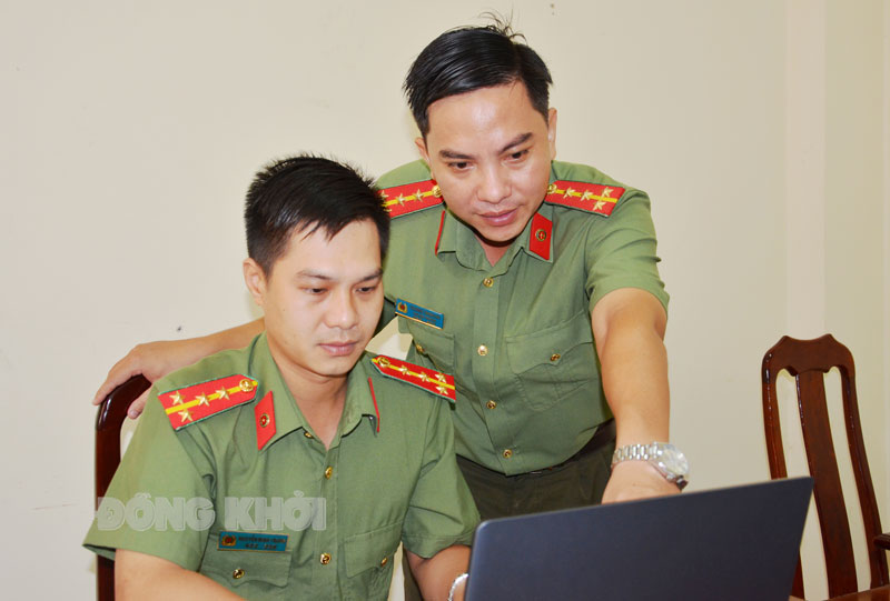 Người chiến sĩ an ninh năng nổ với công việc Đại úy Trương Thanh Hải (đứng) đang hướng dẫn cán bộ trẻ tiếp cận công việc.