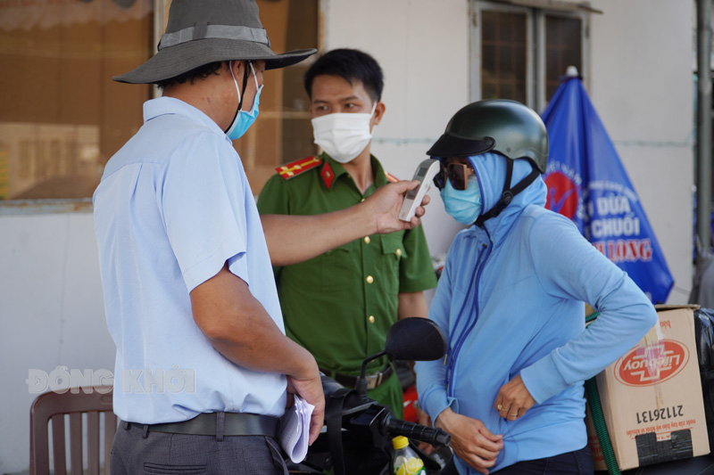 Lực lượng kiểm soát dịch Covid-19 tại chốt cầu Rạch Miễu.