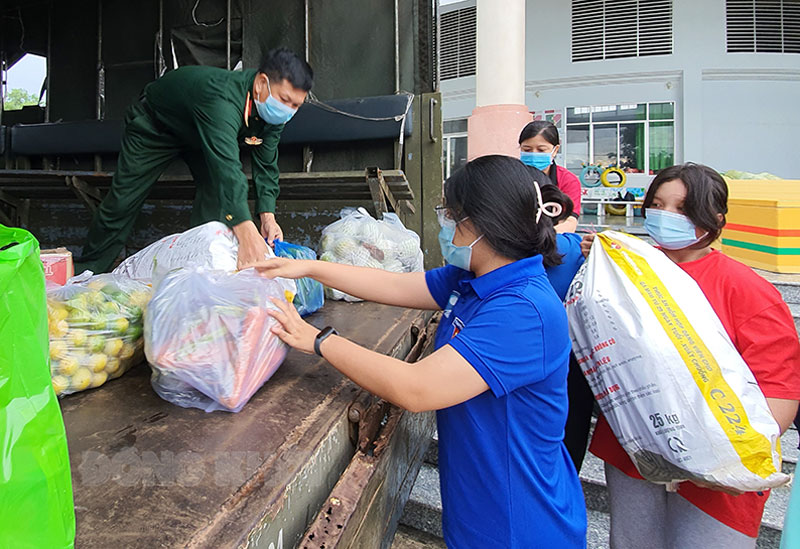 Vận chuyển nông sản lên xe.