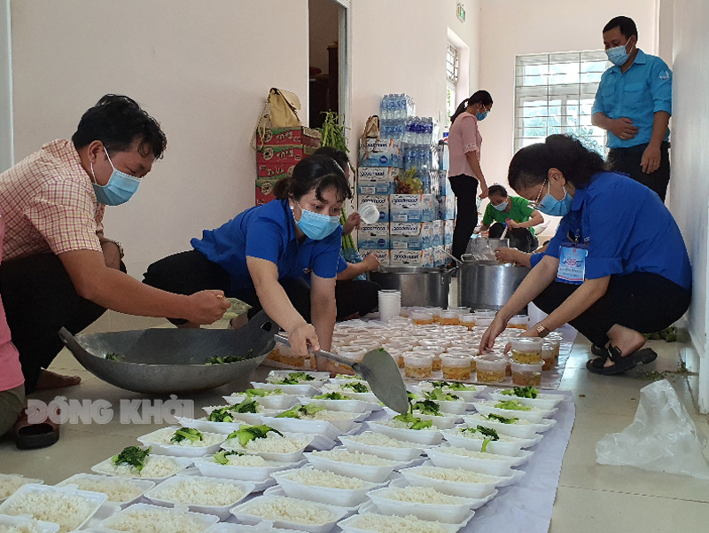 Cán bộ Thành Đoàn TP. Bến Tre phân chia các phần cơm để tặng cho thí sinh.