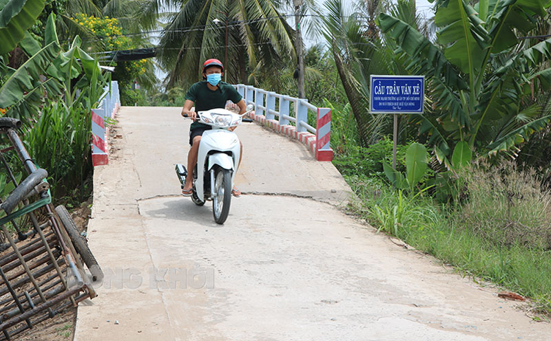 Cầu Trần Văn Xê hoàn thành đem lại sự thuận tiện cho người dân trong xã.