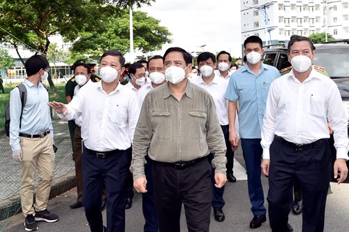 Thủ tướng Phạm Minh Chính thị sát khu cách ly tại ký túc xá Đại học Quốc gia TPHCM (thành phố Thủ Đức) ngày 26-6-2021. Ảnh: VGP/Nhật Bắc