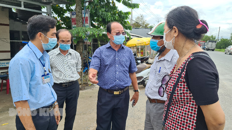 Thăm và kiểm tra các chốt kiểm dịch trên địa bàn tỉnh Giám đốc Sở Y tế kiểm tra thực tế tại chốt Phú Phụng, Chợ Lách.