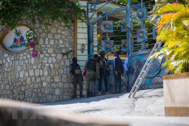 Binh sỹ gác bên ngoài hiện trường vụ ám sát Tổng thống Jovenel Moise tại Port-au-Prince, ngày 7-7-2021. (Ảnh: THX/ TTXVN)