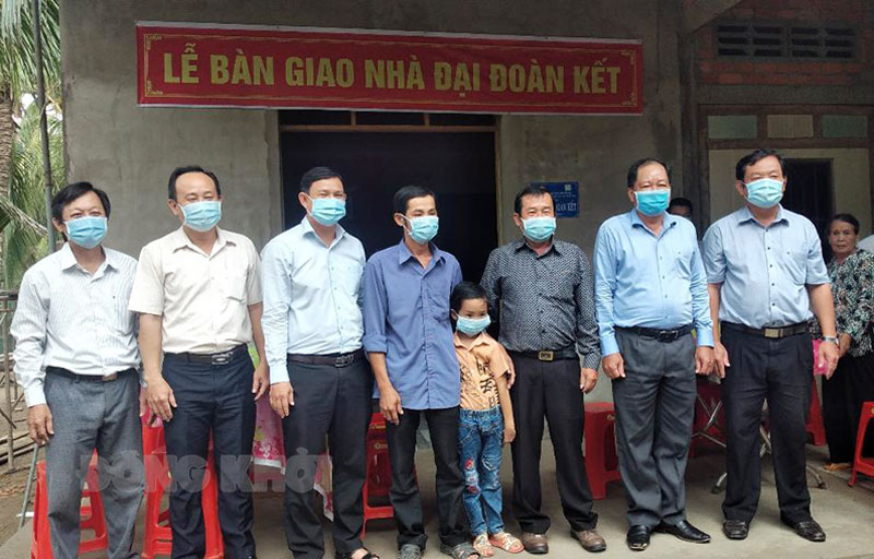 Trao nhà Đại đoàn kết và Nhà tình nghĩa ở Phước Long Đại biểu chụp ảnh tại nhà Đại đoàn kết của ông Võ Nhật Ấn.