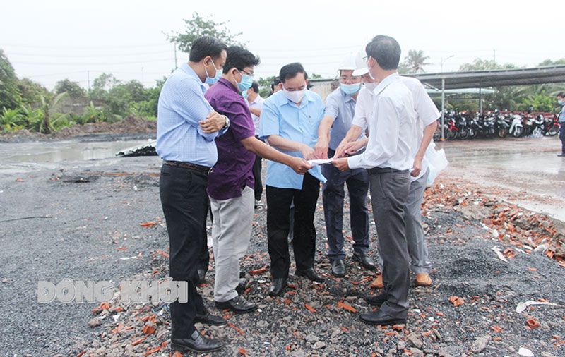 Chủ tịch UBND tỉnh Trần Ngọc Tam (đứng giữa) nghe báo cáo về tiến độ thi công mở rộng khu vực xưởng sản xuất.