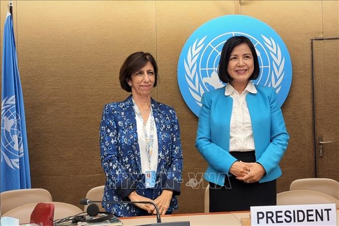 Việt Nam đảm nhận vai trò Phó chủ tịch phiên họp lần thứ 5 Nhóm chuyên gia liên chính phủ của UNCTAD Đại sứ Lê Thị Tuyết Mai và Bà Teresa Moreira, Trưởng bộ phận cạnh tranh và chính sách người tiêu dùng của UNCTAD. Ảnh: Tố Uyên/Pv TTXVN tại Geneva