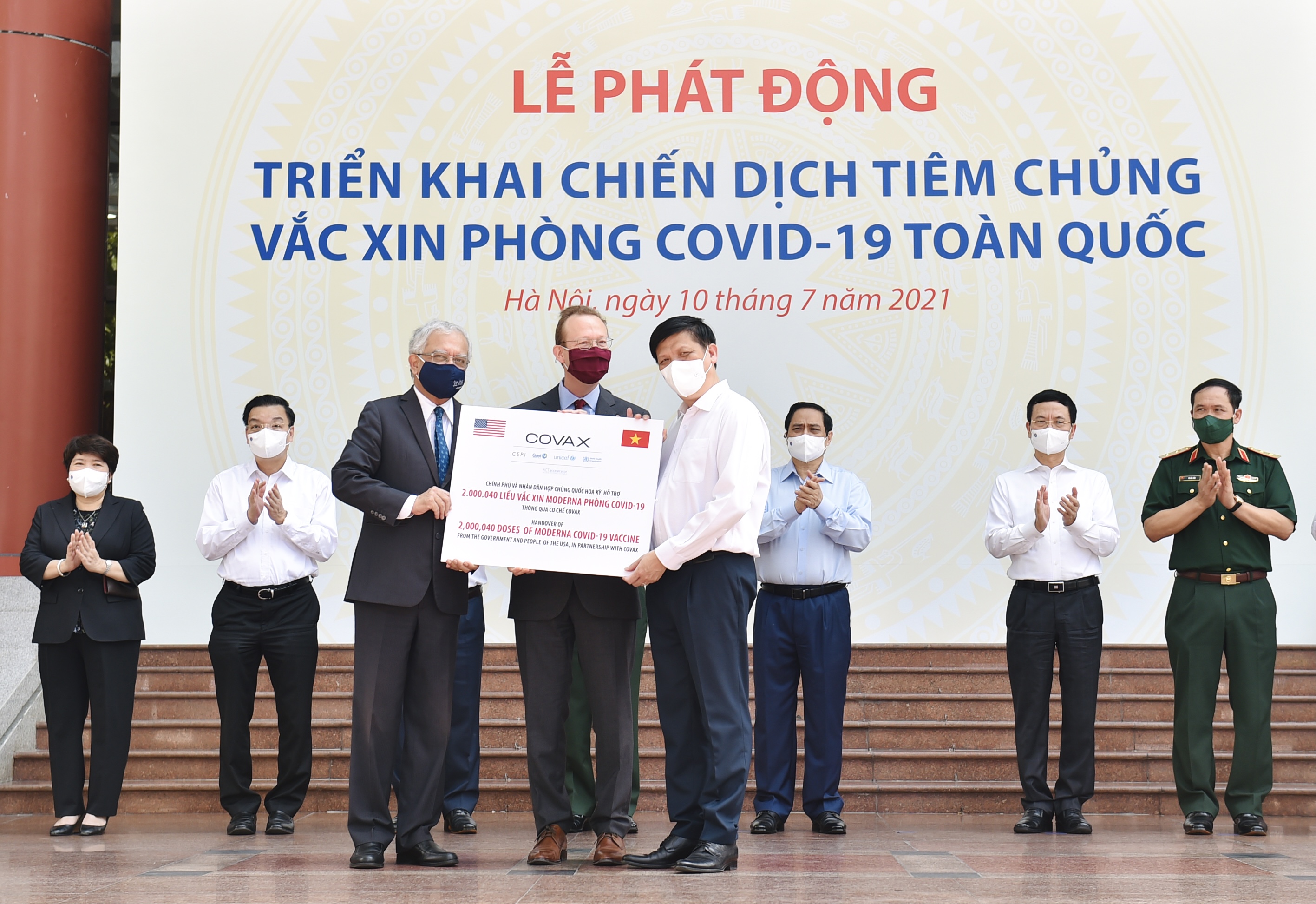 Thủ tướng Chính phủ Phạm Minh Chính cùng các đại biểu dự lễ tiếp nhận 2 triệu liều vaccine phòng COVID-19 Moderna của Chính phủ Hoa Kỳ hỗ trợ thông qua cơ chế COVAX. Ảnh: VGP/Nhật Bắc