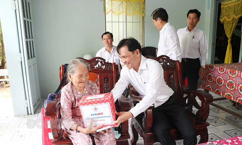 Các hoạt động thăm và tặng quà thể hiện sự biết ơn sâu sắc đối với người có công với đất nước. (Ảnh chụp trước khi dịch bệnh Covid-19 bùng phát)