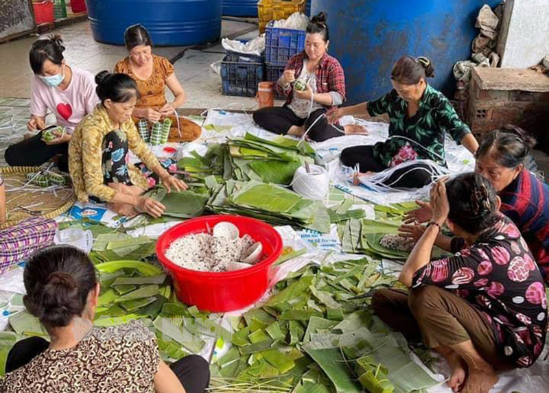 Chị em công nhân lao động Công ty Funny Fruit trong buổi gói bánh tét. Ảnh: Ngọc Vũ