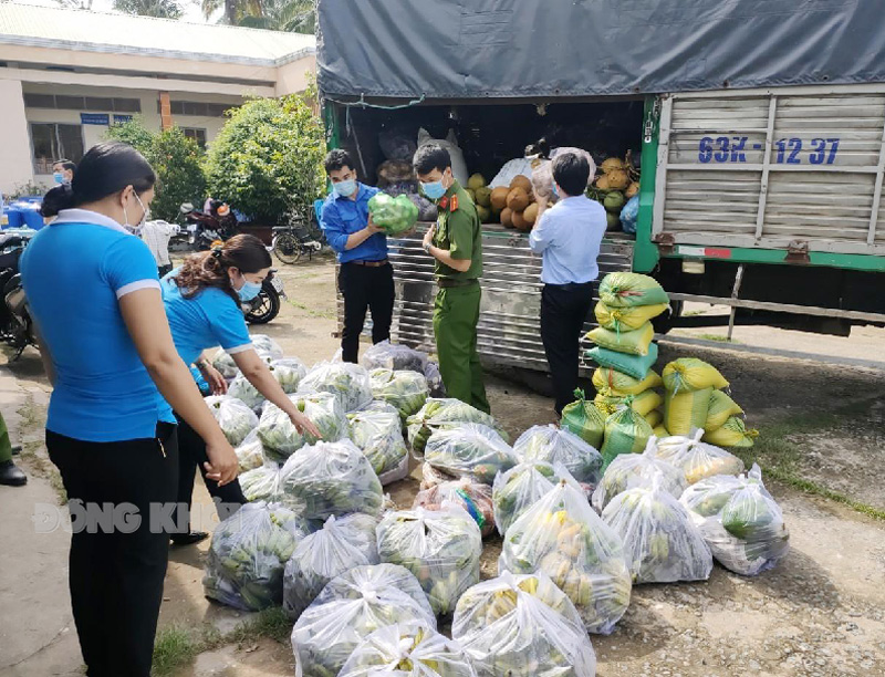 Hội viên phụ nữ chuẩn bị hàng hóa chuyển lên TP. Hồ Chí Minh