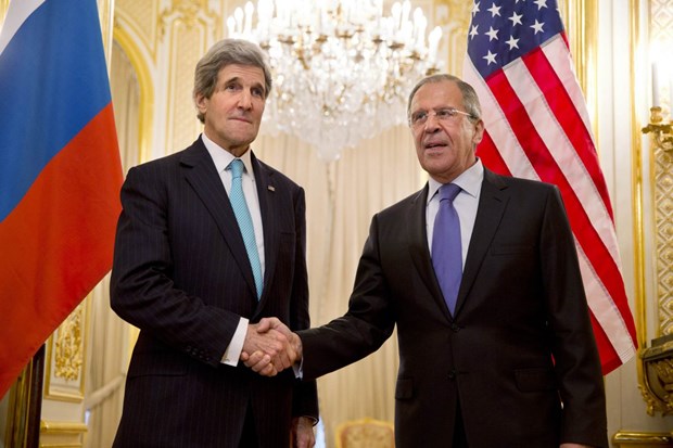 Đặc phái viên về khí hậu của Mỹ  John Kerry và Ngoại trưởng Nga Sergei Lavrov. Nguồn: Reuters