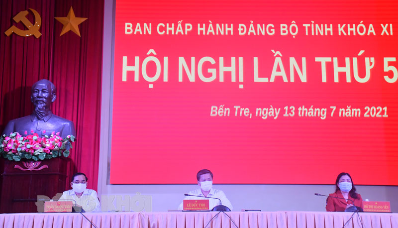 Chủ trì hội nghị.
