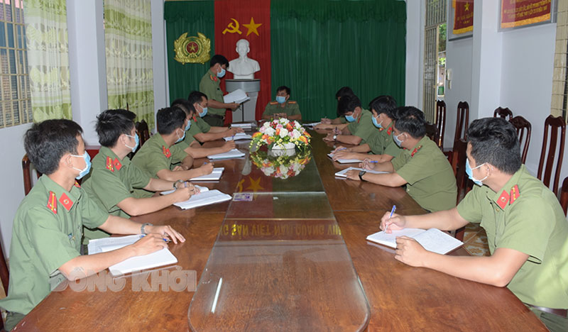 Đội An ninh Công an huyện Ba Tri họp triển khai lực lượng đảm bảo an ninh chính trị tại địa phương.