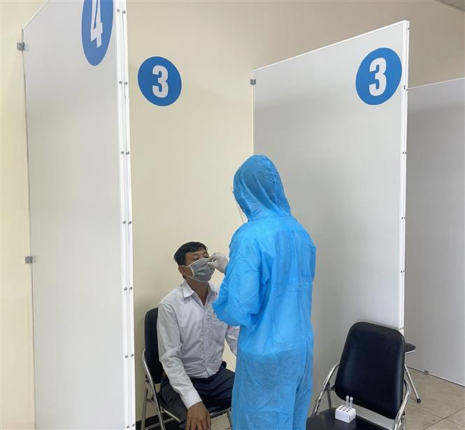 Trưa 13-7-2021, Việt Nam ghi nhận 983 ca mắc mới COVID-19, riêng TP. Hồ Chí Minh 886 ca Nhân viên y tế thực hiện lấy mẫu cho hành khách theo quy trình thực hiện test nhanh kháng nguyên COVID-19 ở Cảng hàng không Quốc tế Cam Ranh. Ảnh: Phan Sáu/ TTXVN