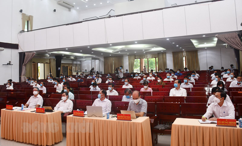 Các đại biểu dự hội nghị tại hội trường lớn UBND tỉnh.
