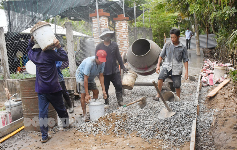 Thi công đường giao thông nông thôn ở xã Phước Thạnh (Châu Thành). Ảnh: H. Hiệp