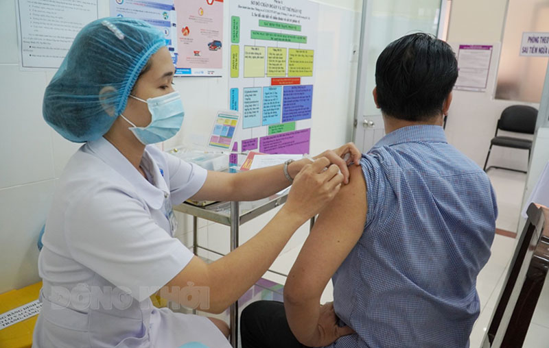 Tiêm ngừa vắc-xin phòng Covid-19.