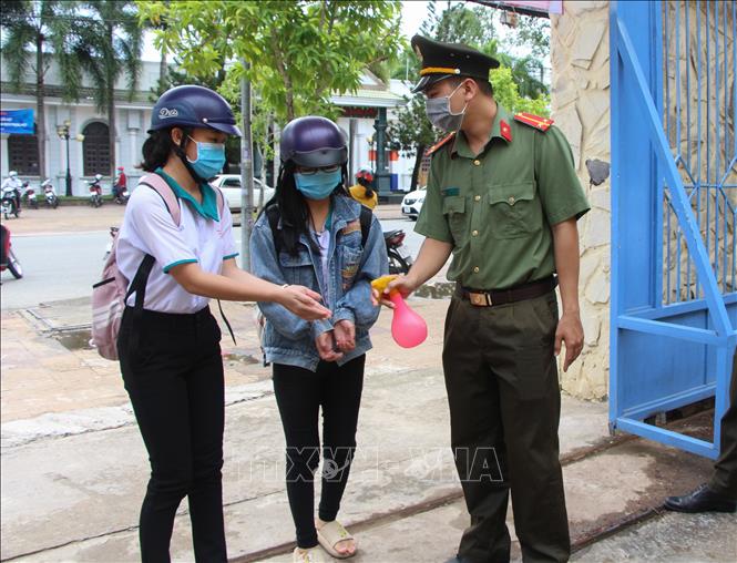 Trưa 14-7-2021, Việt Nam có 1.196 ca mắc mới COVID-19, riêng TP Hồ Chí Minh 971 ca Thực hiện các biện pháp phòng dịch COVID-19 tại cộng đồng. Ảnh: TTXVN