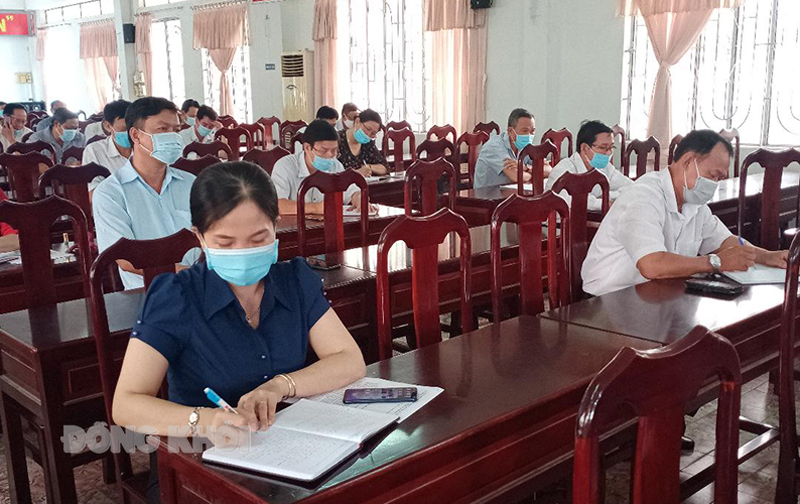 Mỏ Cày Nam họp khẩn khi xuất hiện ca dương tính Covid-19 đầu tiên Thành viên Ban chỉ đạo huyện và các xã, thị trấn tham dự cuộc họp