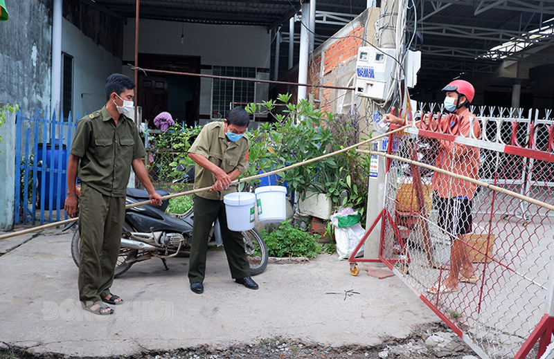 Lực lượng tại các chốt kiểm soát hỗ trợ người dân vận chuyển thực phẩm.