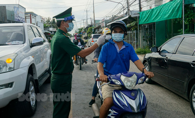 Lực lượng làm nhiệm vụ tại một chốt kiểm soát dịch Covid-19 xã An Hòa Tây (Ba Tri). Ảnh: A. Nguyệt